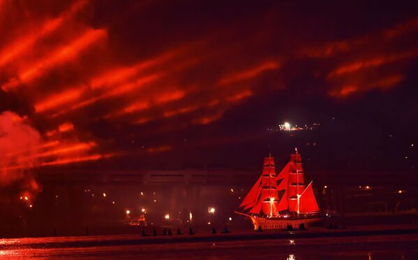 Brig Russia in the Gulf of Finland during the festival for graduates Scarlet Sails in St. Petersburg - Sputnik International