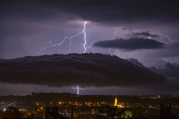 Lightning flashes across the sky in Nagykanizsa, Hungary. - Sputnik International