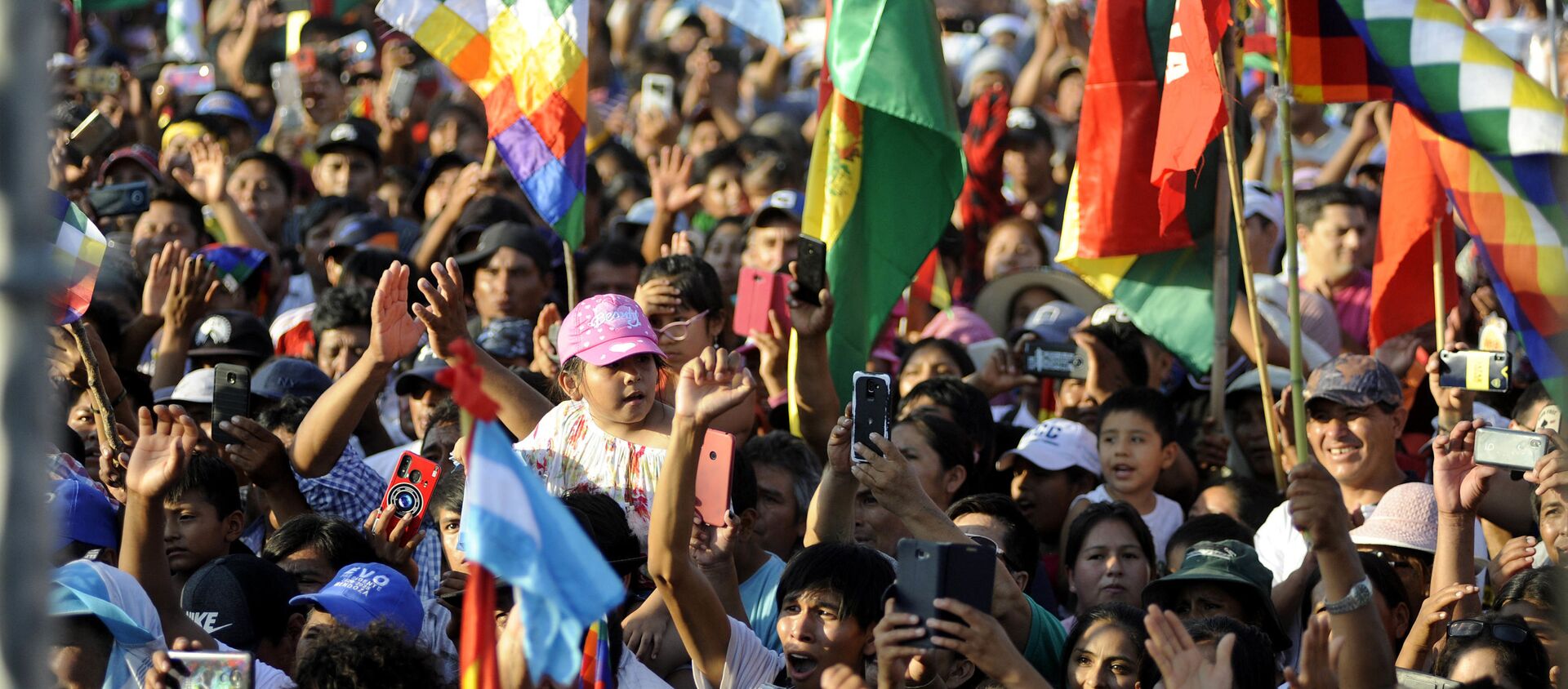 Supporters of former Bolivian President Evo Morales, exiled in Argentina, take part in a meeting organized by the Bolivianos Unidos group in Mendoza, to support the presidential candidate of the Movement to Socialism (MAS) party, Luis Arce, in Mendoza, Argentina, on March 07, 2020 - Sputnik International, 1920, 26.04.2021