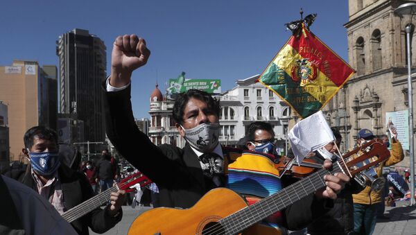 Musicians wearing face masks amid the new coronavirus pandemic march to protest against the government, in La Paz, Bolivia, Monday, June 8, 2020 - Sputnik International