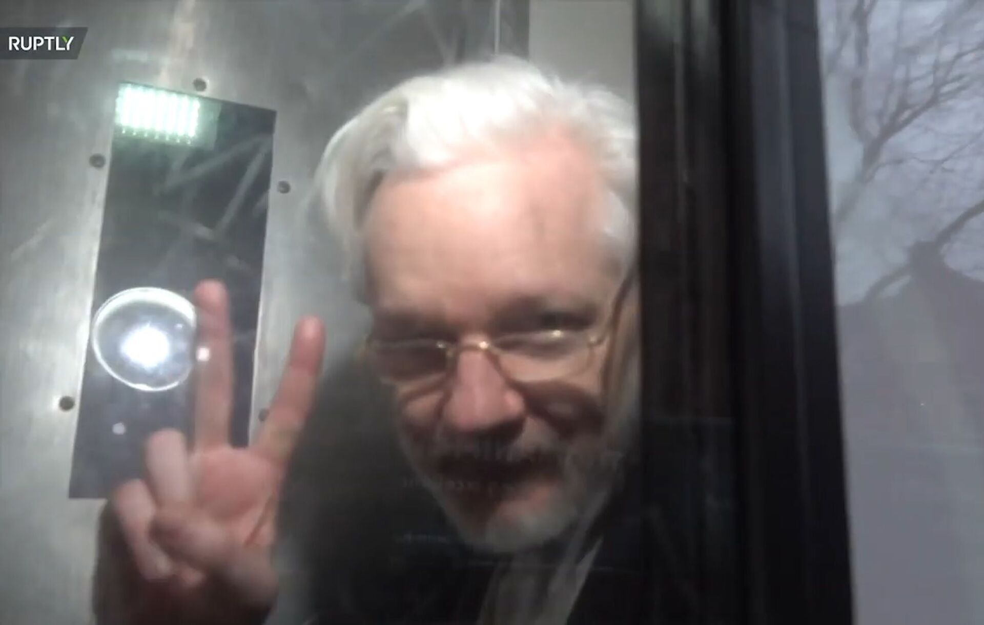 Julian Assange in Serco transport vehicle 13 Jan 2020 No 3 - Sputnik International, 1920, 18.05.2022