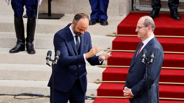 Former French Prime Minister Edouard Philippe applauds newly-appointed Prime Minister Jean Castex in the courtyard of the Matignon Hotel during the handover ceremony in Paris, France July 3, 2020. - Sputnik International