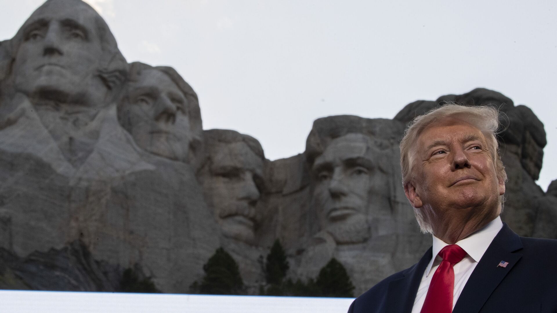 President Donald Trump smiles at Mount Rushmore National Memorial, Friday, July 3, 2020, near Keystone, S.D. (AP Photo/Alex Brandon) - Sputnik International, 1920, 28.11.2021