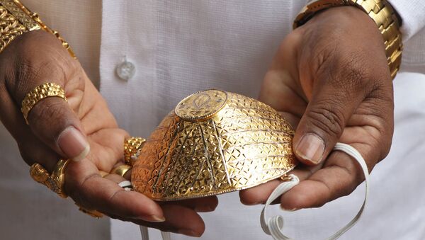 Shankar Kurhade (48), shows his face mask made out of gold - Sputnik International