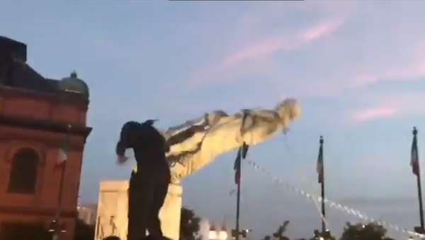 Screenshot of the video of protesters toppling the statue of Christopher Columbus in Baltimore, US, 4 July 2020 - Sputnik International