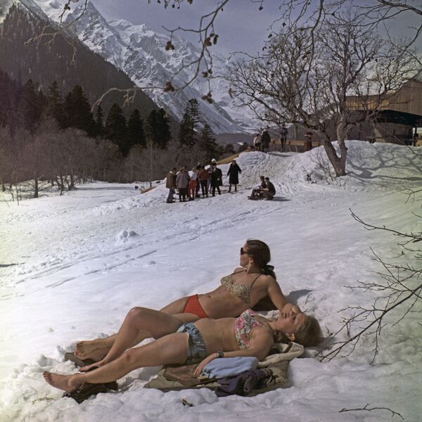 International Bikini Day Erasing Borders: Stunning Soviet Beauties Enjoying Summertime in Swimsuits - Sputnik International