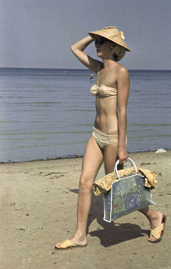 International Bikini Day Erasing Borders: Stunning Soviet Beauties Enjoying Summertime in Swimsuits - Sputnik International