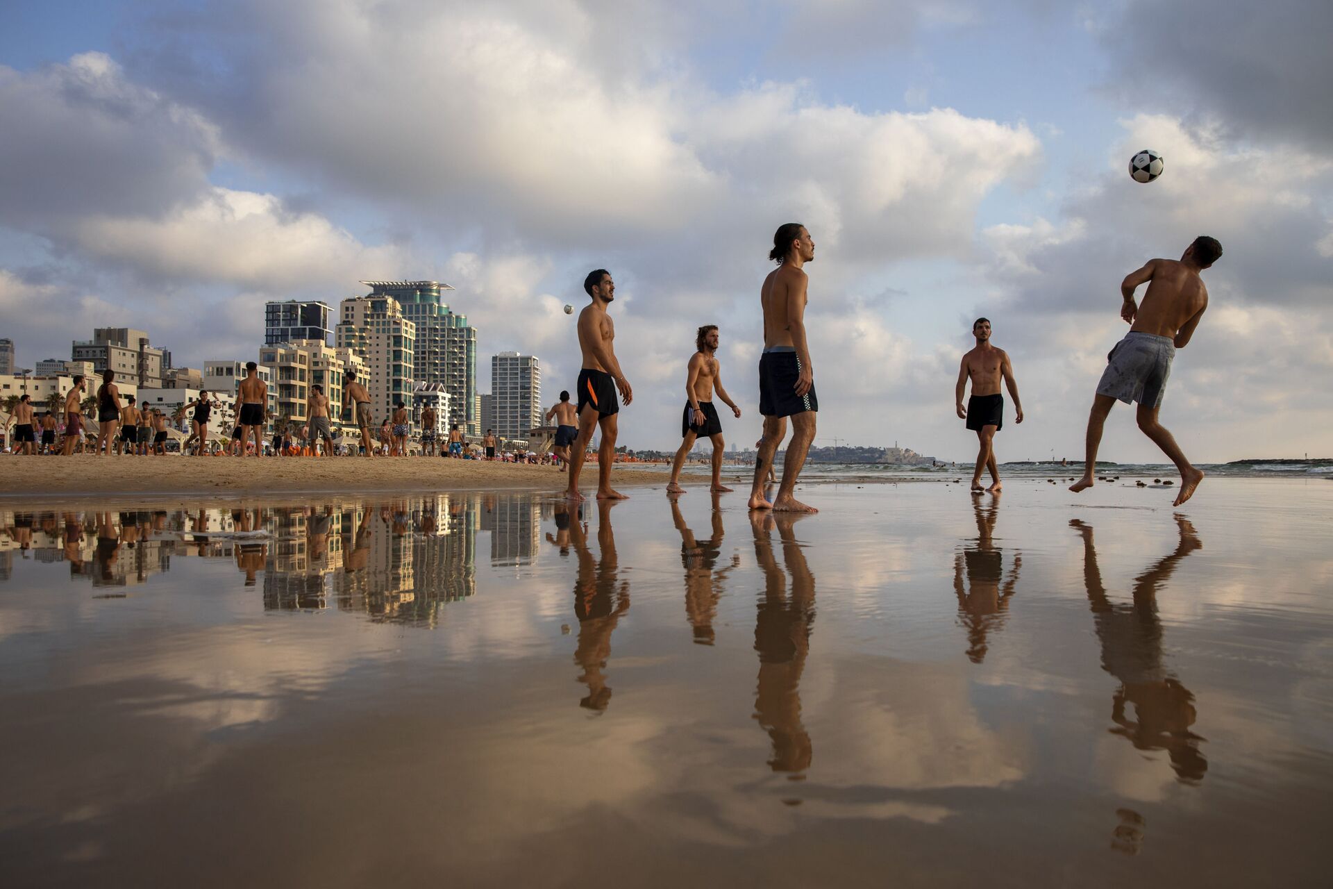 People play footvolley at the beach in Tel Aviv, Israel, Sunday, July 5, 2020 - Sputnik International, 1920, 07.09.2021