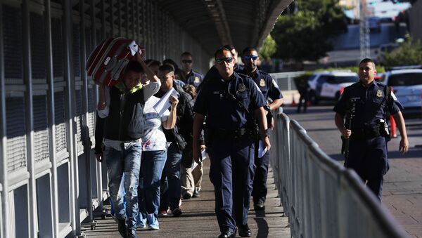 US Customs and Border Protection agents and Central American migrants on International Bridge 1 Las Americas - Sputnik International