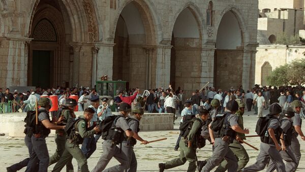 Israeli troops run as clashes erupt outside the Al-Aqsa mosque compound in Jerusalem's Old City 28 September 2000, following a visit to the holy site by Israeli right-wing opposition leader Ariel Sharon. The visit of Israel's current prime minister to Islam's third holiest shrine sparked the outbreak of the second intifada. Exhausted by a conflict both know they are incapable of winning, Israelis and the Palestinians are marking the fifth anniversary of this intifada 28 September 2005.  - Sputnik International