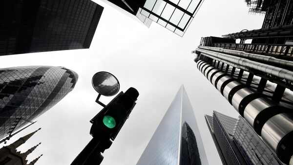 A traffic light is seen surrounded by skyscrapers in the City of London financial district, following the coronavirus disease (COVID-19) outbreak, in London, Britain June 30, 2020 - Sputnik International