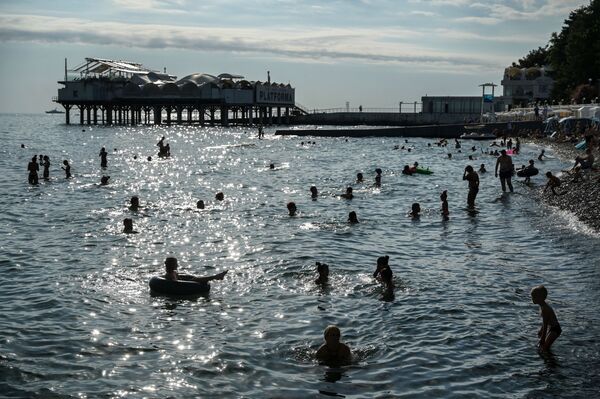 Swimmers in the 'Circus' beach in Sochi - Sputnik International