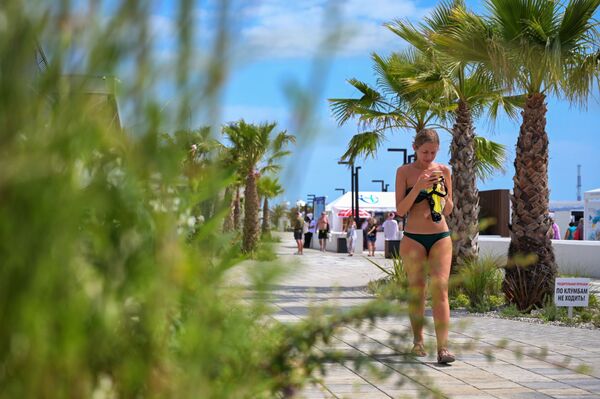 A girl walks near the 'Riviera' beach in central Sochi - Sputnik International