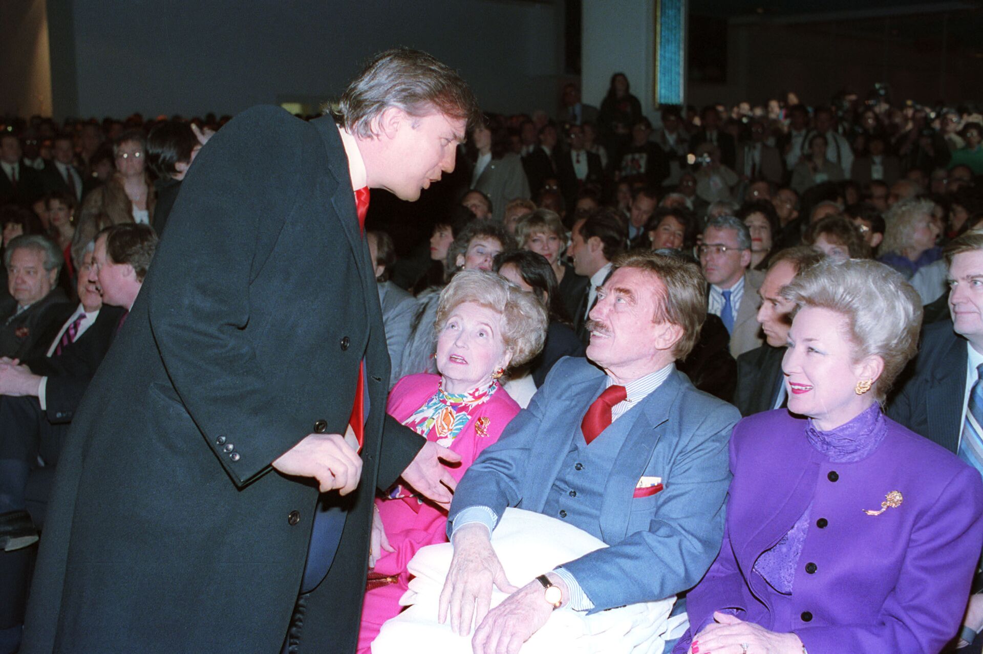 Donald Trump, left, talks with his parents, Mary and Fred and his sister, U.S. District Court Judge Maryanne Trump Barry, at the opening of Trump's Taj Mahal Casino Resort in Atlantic City, N.J., Thurs., April 5, 1990 - Sputnik International, 1920, 22.09.2021