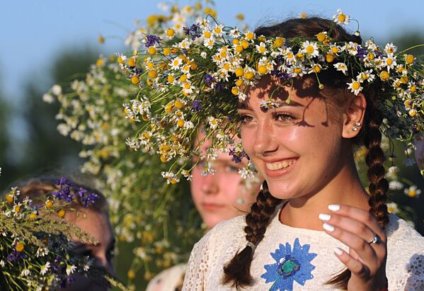 Girls at Ivan Kupala festivities on the shore of the Pripyat River in the ancient Belarusian city of Turov. - Sputnik International