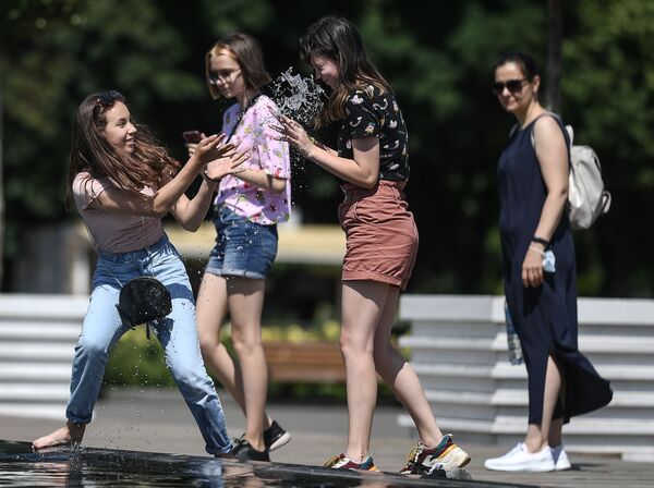Girls spending leisure time in Gorky Park as high temperatures hit Moscow. - Sputnik International