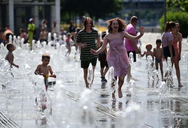 Girls at the fountain on a hot day at the Museon Art Park in Moscow - Sputnik International