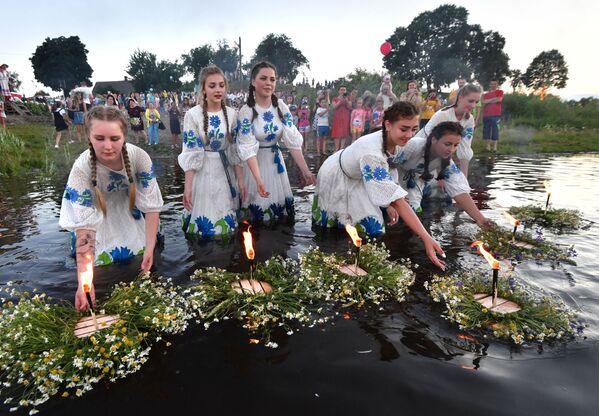 Girls set wreaths on the water during Ivan Kupala festivities on the shore of the Gulf of Pripyat in the ancient Belarusian city of Turov. - Sputnik International