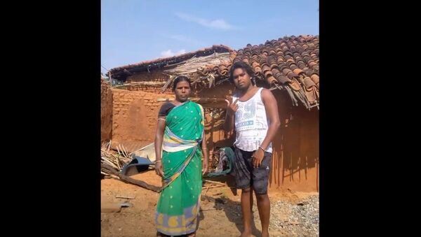 In Kalahandi district, Duleshwar Tandi – ‘Rapper Dule Rocker’ – a tuition teacher, construction worker and occasional migrant, expresses anguish through this song at the plight of migrants in the lockdown - Sputnik International