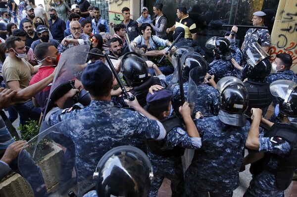 As Lebanese Economy Sours, Masses Divided Over Key Goals and Hezbollah's Involvement in Politics - Sputnik International