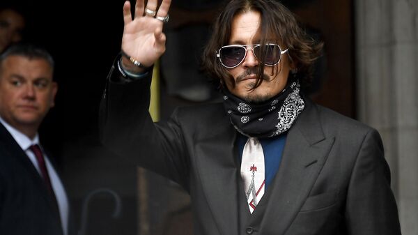 Johnny Depp waves to fans as he arrives at the High Court in London - Sputnik International