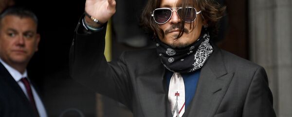 Johnny Depp waves to fans as he arrives at the High Court in London - Sputnik International