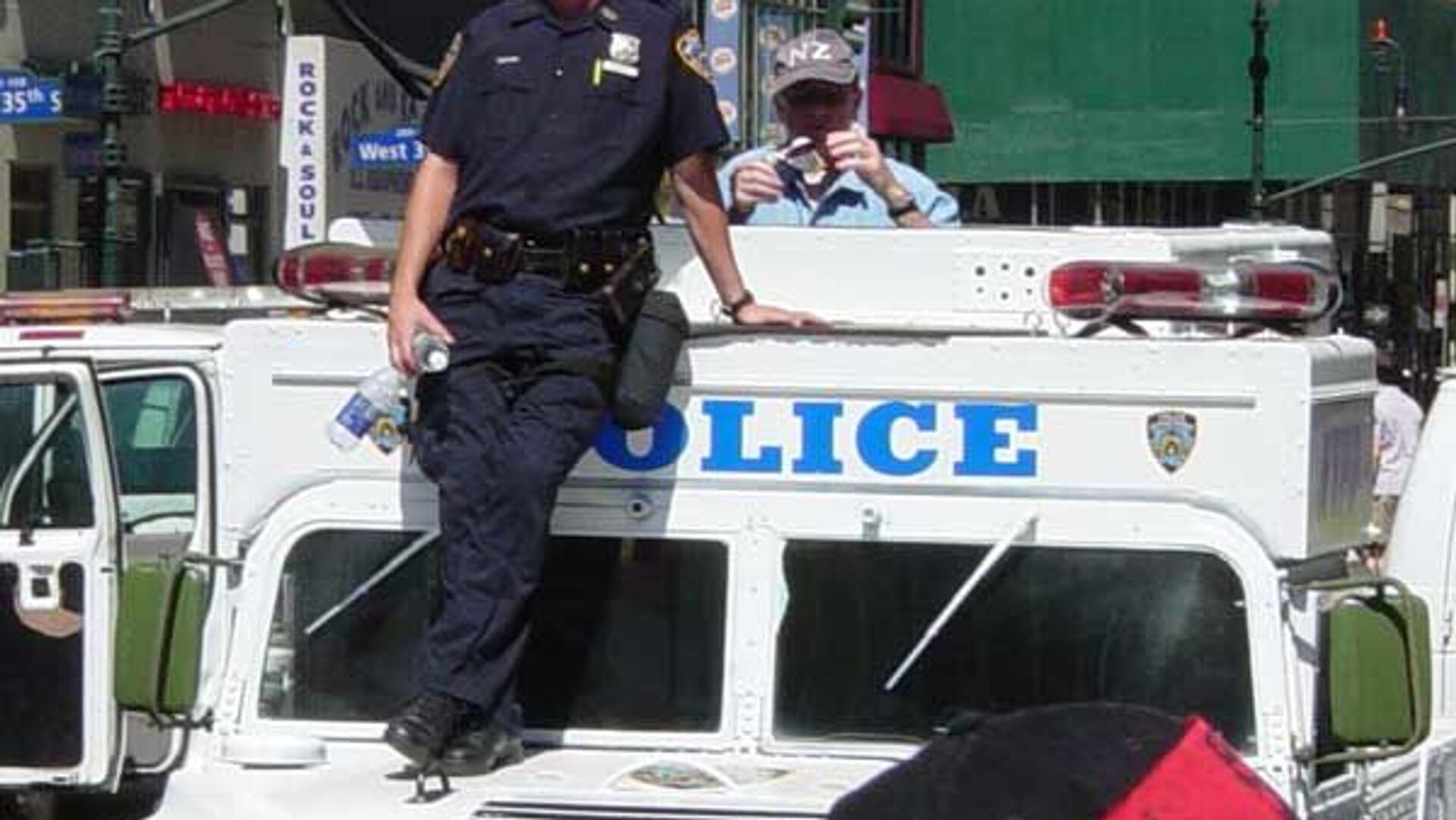 Long Range Acoustic device (LRAD) mounted on New York Police Department (NYPD) vehicle, Republican National Convention, New York City, 2004. - Sputnik International, 1920, 20.06.2022