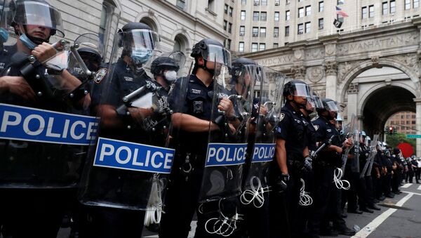 New York Police Department (NYPD) officers form a line inside of an area being called the City Hall Autonomous Zone that has been established to protest the New York Police Department and in support of Black Lives Matter near City Hall in lower Manhattan, in New York City, U.S., July 1, 2020. - Sputnik International