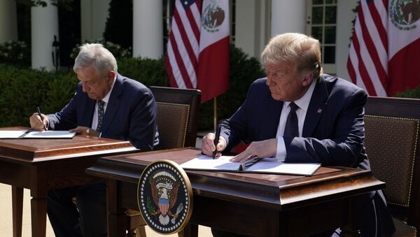 President Donald Trump and Mexican President Andres Manuel Lopez Obrador sign a joint declaration at the White House, Wednesday, July 8, 2020, in Washington. - Sputnik International