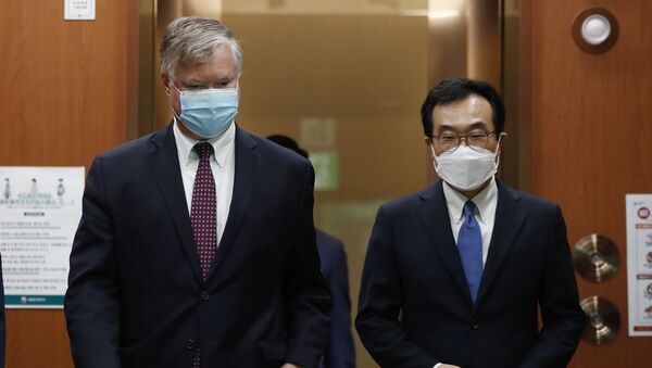 U.S. Deputy Secretary of State Stephen Biegun, left, walks with his South Korean counterpart Lee Do-hoon after their meeting at the Foreign Ministry in Seoul Wednesday, July 8, 2020. Biegun is in Seoul to hold talks with South Korean officials about allied cooperation on issues including North Korea. (Kim Hong-ji/Pool Photo via AP) - Sputnik International