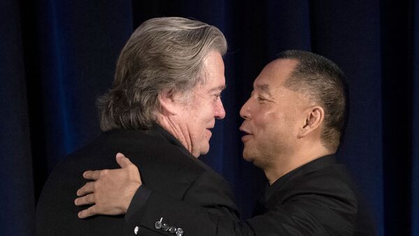 Former White House Chief Strategist Steve Bannon (L) greets fugitive Chinese billionaire Guo Wengui before introducing him at a news conference on November 20, 2018 in New York, on the death of of tycoon Wang Jian in France on July 3, 2018. - Sputnik International