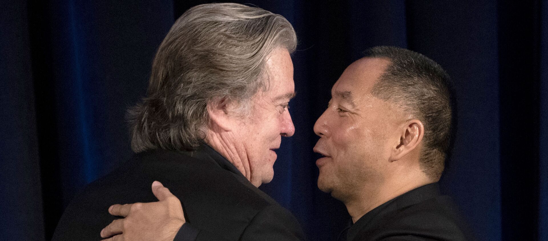 Former White House Chief Strategist Steve Bannon (L) greets fugitive Chinese billionaire Guo Wengui before introducing him at a news conference on November 20, 2018 in New York, on the death of of tycoon Wang Jian in France on July 3, 2018. - Sputnik International, 1920, 09.07.2020