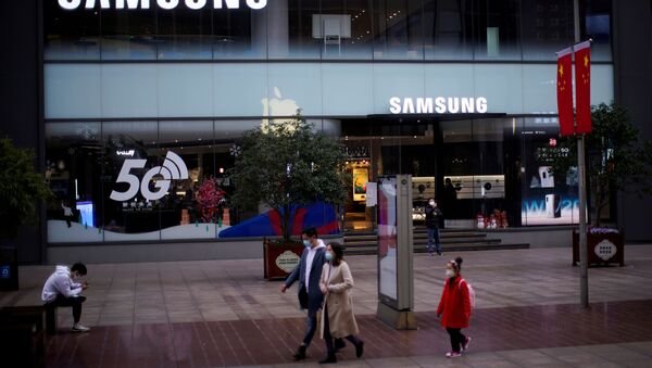 People wears masks in front a Samsung Store at a main shopping area as the country is hit by an outbreak of the new coronavirus in downtown Shanghai, China February 21, 2020 - Sputnik International