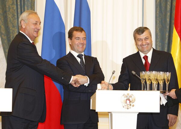 Abkhazian President Sergei Bagapsh, Russian President Dmitry Medvedev and South Ossetian leader Eduard Kokoity - Sputnik International