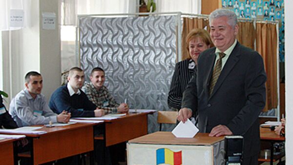 Президент Молдавии Владимир Воронин с супругой голосуют на одном из избирательных участков Кишинева - Sputnik International
