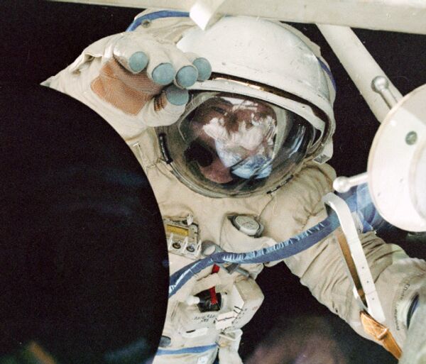  Astronauts make 3rd spacewalk to complete Hubble repairs  - Sputnik International