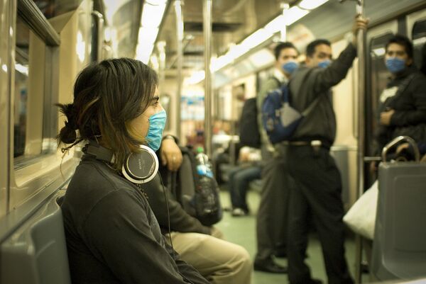 Пассажиры поезда в Мехико надевают маски. - Sputnik International