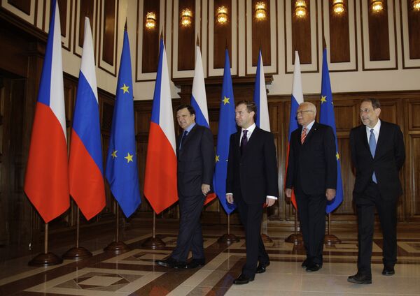 Medvedev opens EU-Russia summit in Far East - Sputnik International