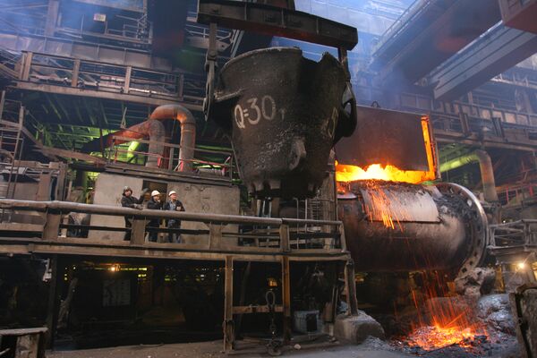  Metals giant Norilsk Nickel posts 84% half-year net profit slump  - Sputnik International