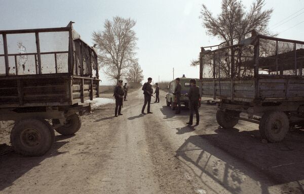 Военнослужащие проверяют автомашины - Sputnik International