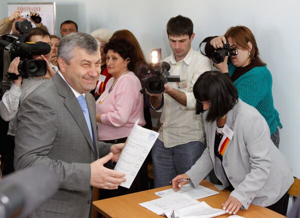 South Ossetian President attends parliamentary elections - Sputnik International