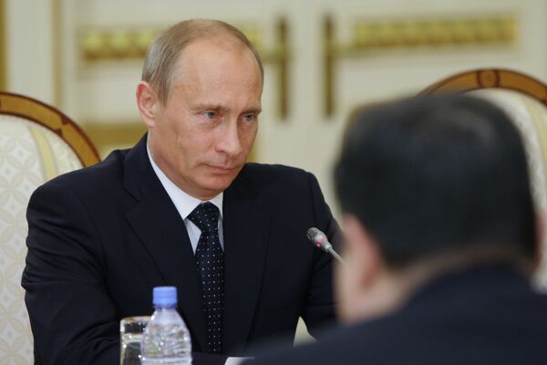 Putin warns of gas shutdown to Europe if Ukraine fails to pay - Sputnik International