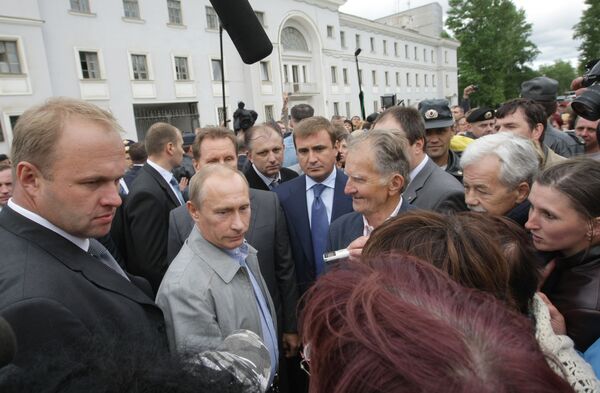 Prime Minister Vladimir Putin meets with Pikalevo residents - Sputnik International