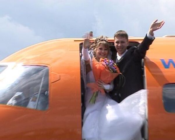 Russian couple weds at 8,000 meters - Sputnik International