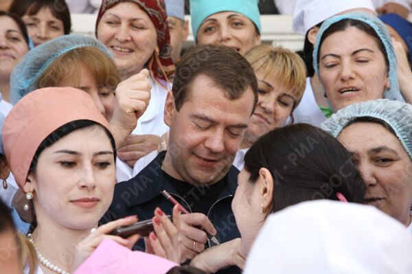 Russian President Dmitry Medvedev visits Dagestan Cardiology and Cardiovascular Surgery Center - Sputnik International