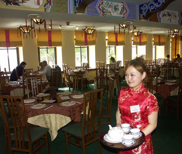 A waitress lady  in Chinese restaurant Chinatown  - Sputnik International