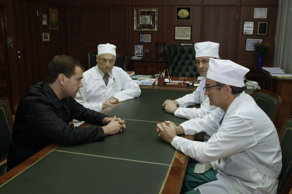 Russian President Dmitry Medvedev visiting wounded President Yunus-Bek Yevkurov of Ingushetia - Sputnik International
