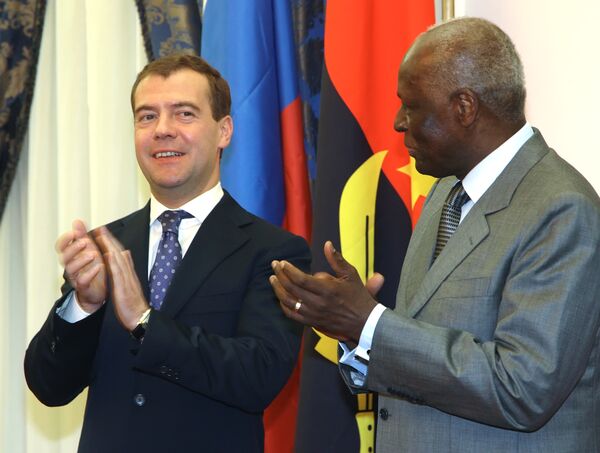 Dmitry Medvedev and Jose Eduardo dos Santos at ceremony of signing joint documents - Sputnik International