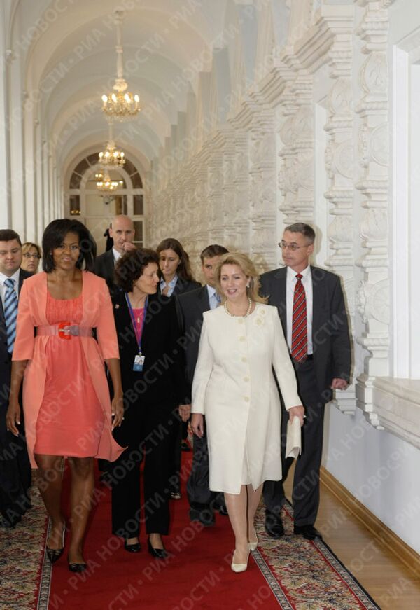 Russian first lady Svetlana Medvedev  meeting with U.S. first lady Michelle Obama in the Grand Kremlin Palace - Sputnik International