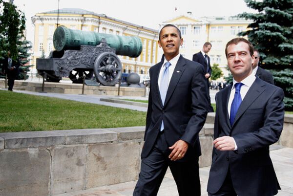 Russian President Dmitry Medvedev and U.S. President Barack Obama take walk around Moscow Kremlin - Sputnik International